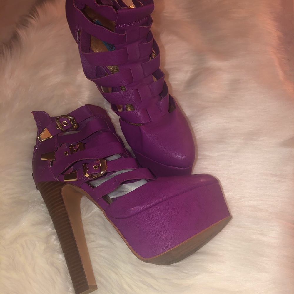 Woman’s platform heels size 9